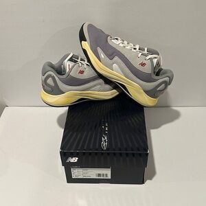 NB KAWHI 4 ‘GREY DAY’ (BBKLSGD4) SIZE: 8